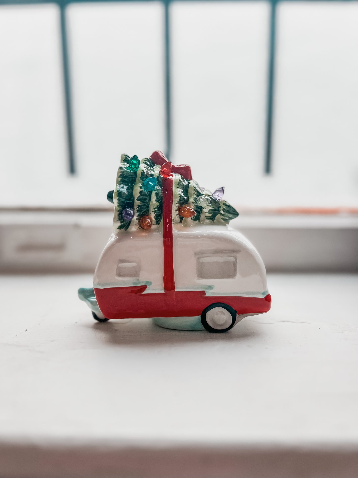 GANZ Camper w/ Christmas Tree on Roof